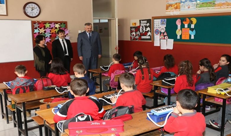 Başkan Kılıç’tan Okullara Özel İlgi - Bafra Belediye Başkanı Hamit Kılıç, geleceğin hazinesi olarak gördüğü gençlerle bir araya gelmeye devam ediyor.