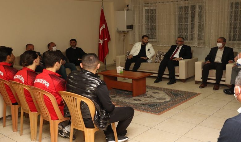 Başkan Hamit Kılıç'tanHacınabispor'a Destek Ziyareti - Bafra Belediye Başkanı Hamit Kılıç, Hacınaabispor'u ziyaret ederek yeni yönetimde sporculara başarı diledi. 