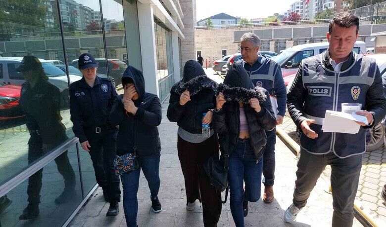 Mağazadan giyim eşyası ve takıçalan 3 kız kardeş yakalandı - Samsun’da müşteri gibi gittikleri 2 ayrı mağazadan giyim eşyası ve takı çalan yabancı uyruklu 3 kız kardeş, polis tarafından gözaltına alındı.