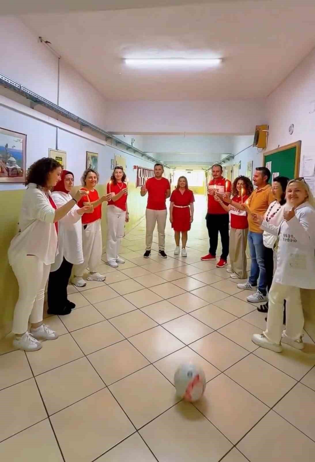 Samsun’da Öğretmenlerden AMilli Takım’a Klipli Destek - Samsun’un İlkadım ilçesinde bulunan Kazım Özdemir İlkokulu öğretmenleri ve personeli, A Milli Futbol Takımı’na destek vermek amacıyla özel bir klip hazırladı. Milli takım formaları giyen eğitimciler, Tarkan’ın "Bir Oluruz Yolunda" şarkısı eşliğinde futbol topunu birbirlerine paslayarak anlamlı bir çalışmaya imza attı.