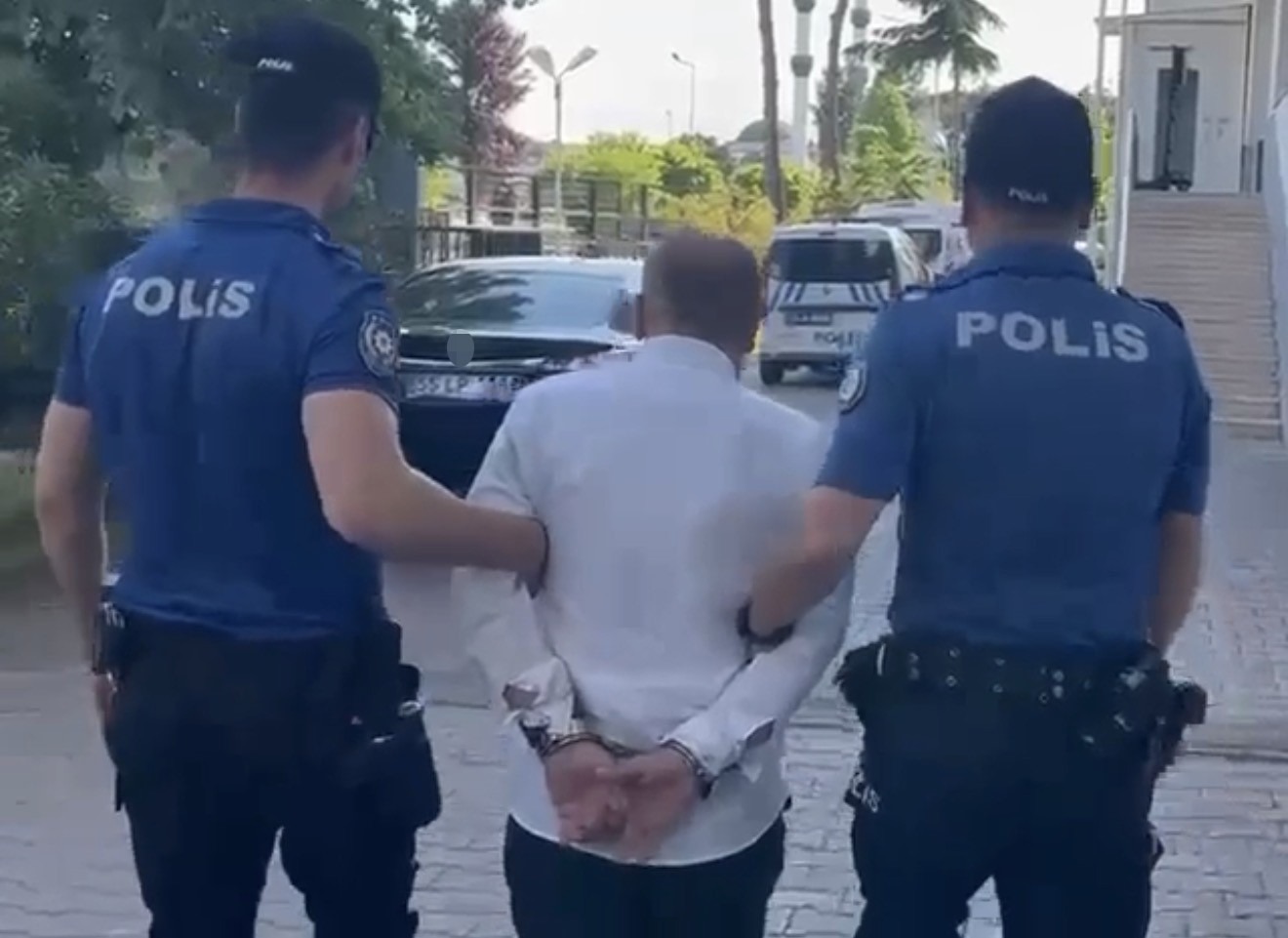 Göçmen Kaçakçılığı Suçundan 6 YılHapis Cezası Alan Hükümlü Bafra’da Yakalandı Göçmen Kaçakçılığı Suçundan 6 YılHapis Cezası Alan Hükümlü Bafra’da Yakalandı - Samsun’un Bafra ilçesinde göçmen kaçakçılığı suçundan hakkında 6 yıl 3 ay kesinleşmiş hapis cezası bulunan firari hükümlü, polis ekiplerince yakalandı.