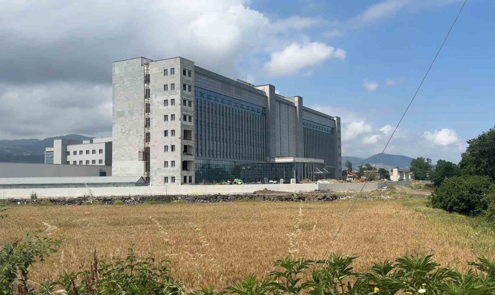 18 Metre Yükseklikten Düştü, Yaralı Kurtuldu
18 Metre Yükseklikten Düştü, Yaralı Kurtuldu
- Samsun’un Tekkeköy ilçesinde yapımı devam eden hastane inşaatında çalışan bir işçi, yaklaşık 18 metre yükseklikten düşerek yaralandı.