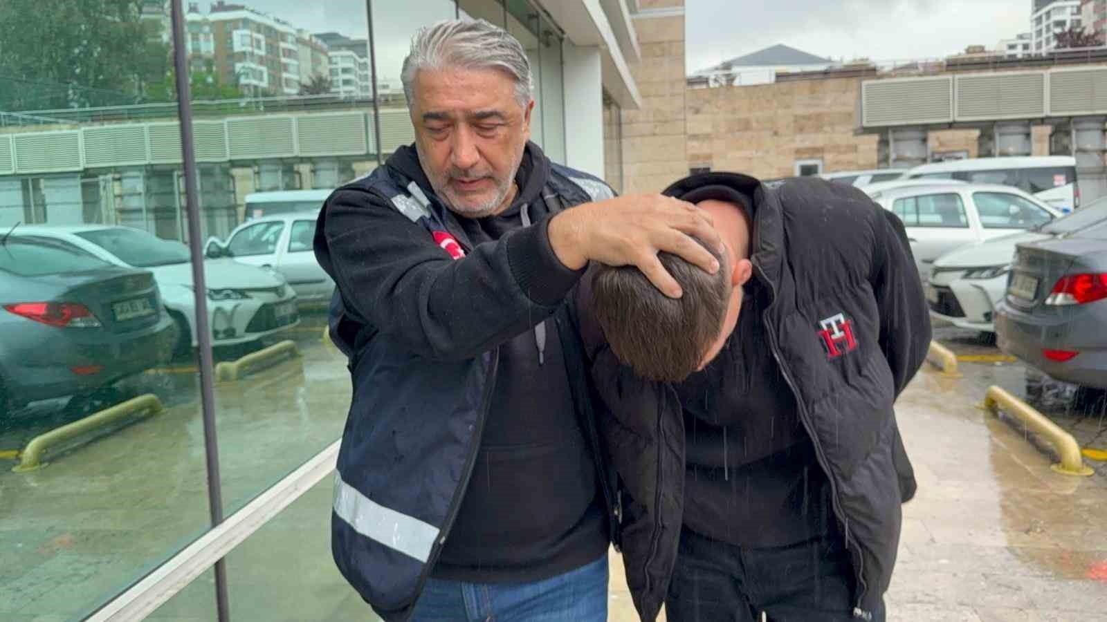 13 Yaşındaki 2 Çocuğun ÖlümüneSebep Olan Sürücünün Yargılanması Sona Erdi - Samsun’da yaya olarak kırmızı ışıkta yolun karşısına geçmek isteyen 13 yaşındaki 2 kız çocuğuna çarparak ölümüne sebep olan araç sürücüsü 120 bin lira adli para cezasına çarptırıldı. Adli Tıp Kurumu raporunda kazada hayatını kaybeden kız çocuklarının asli kusurlu olduğu tespit edildi.