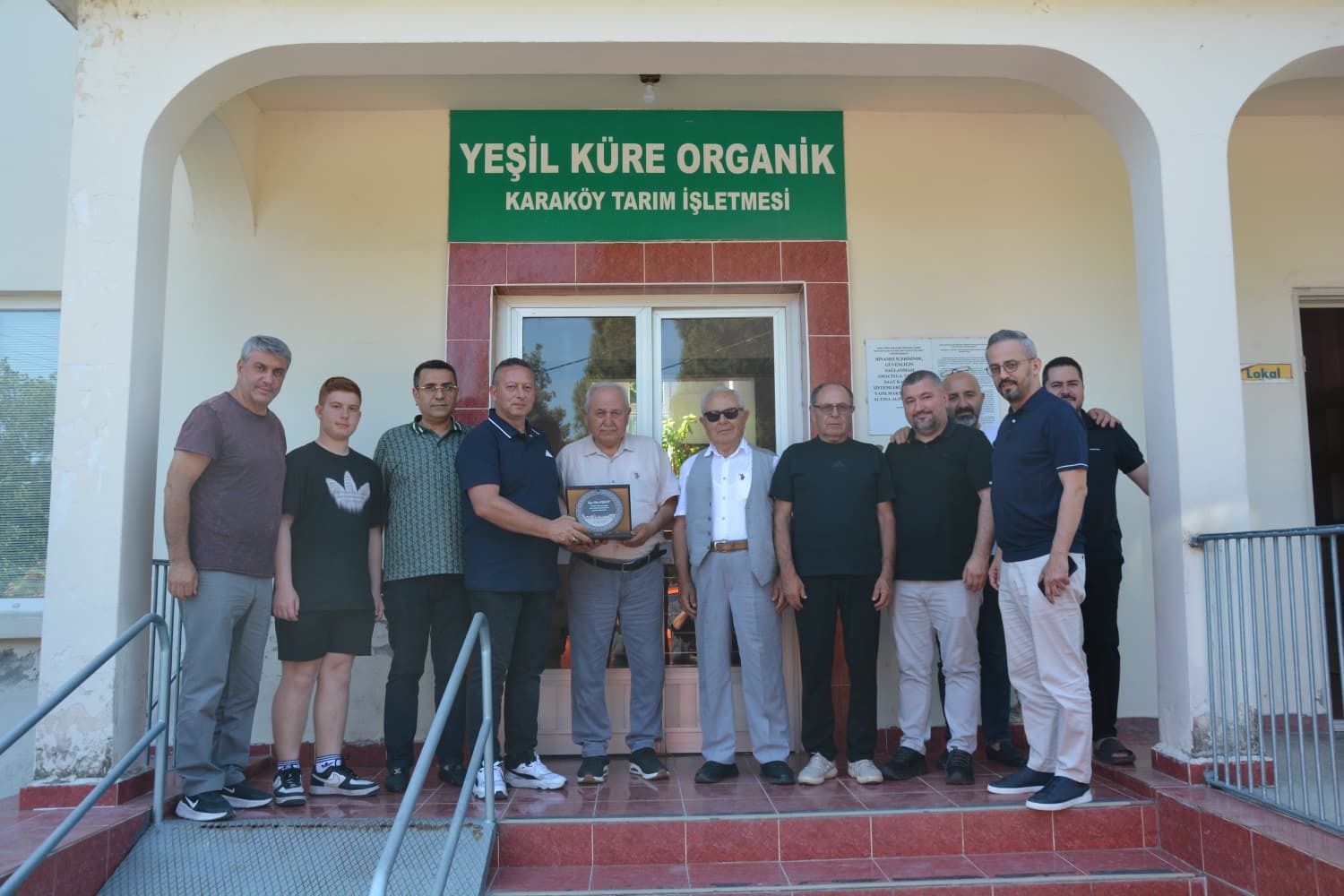 Bafra TSO’dan Yeşil KüreOrganik’e Plaket Ve Ziyaret Bafra TSO’dan Yeşil KüreOrganik’e Plaket Ve Ziyaret - Bafra Ticaret ve Sanayi Odası Yönetim Kurulu Başkanı Serdal Sefa Kocabaş ve Oda yönetimi, Yeşil Küre Organik Yönetim Kurulu Başkanı Ahmet Aydın’ı ziyaret ederek, tavukçuluk sektörüne sağladığı katkılar ve bölge ekonomisine sunduğu değerli hizmetlerden dolayı plaket takdim etti.