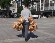Elinde 100 Ekmek Taşıyan Garson Görenleri Şaşırtıyor