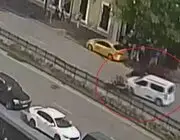Önüne Çıkan Hafif Ticari Araçtan Kaçarken Refüjü Aşıp Karşı Şeride Savruldu